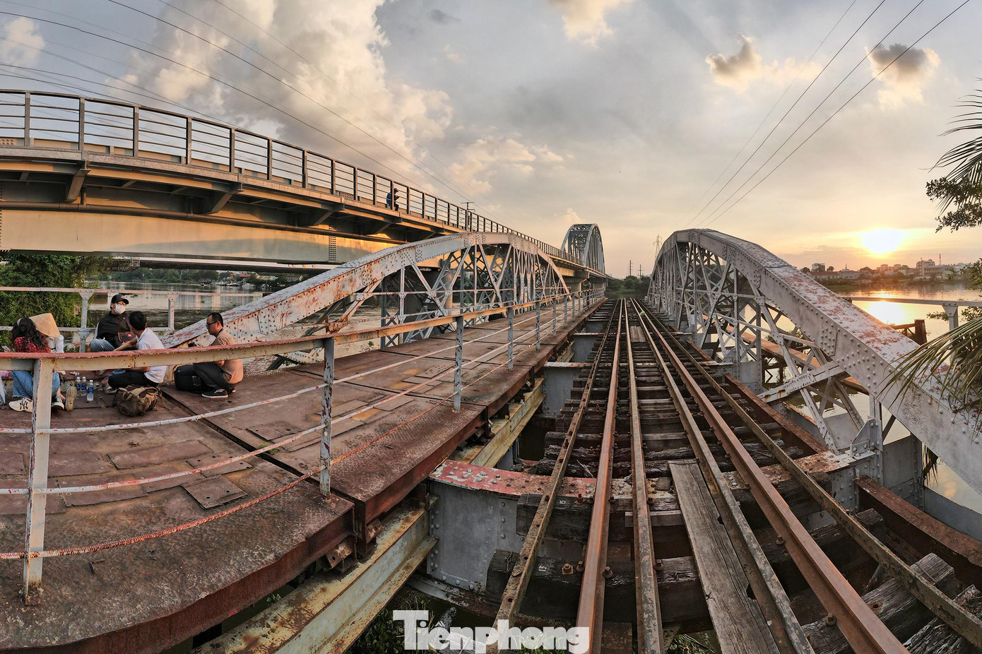 Cầu đường sắt Bình Lợi ban đầu chỉ cho lưu thông một chiều. Bên này lưu thông thì bên kia phải đợi. Ở hai đầu cầu có gác chắn hướng dẫn giao thông. Khi có xe lửa chạy qua, hai bên đường bộ dừng lại cho tới khi xe lửa chạy qua hết. Cầu liên kết Sài Gòn với các vùng lân cận nhằm trao đổi những sản vật của các vùng, miền Nam Bộ. Đặc biệt, cầu có giá trị lịch sử, văn hóa gắn với quá trình hình thành, phát triển của TPHCM của ngành đường sắt Việt Nam.