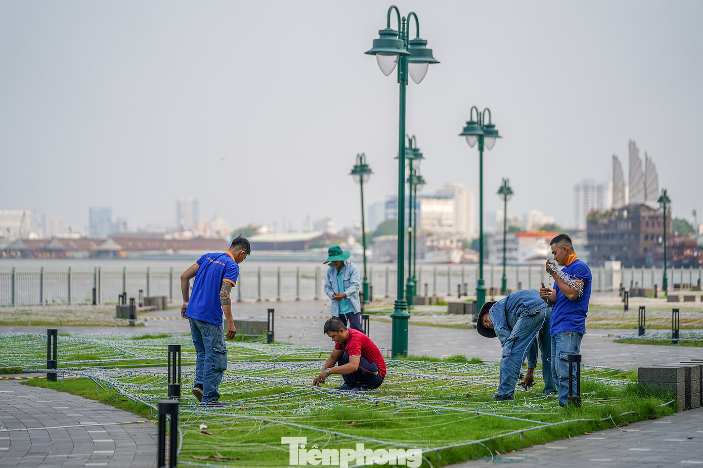 Công nhân đang thi công &quot;trải thảm&quot; ánh sáng cho bến Bạch Đằng. Về đêm, giàn đèn này biến bến Bạch Đằng nhìn như dải ngân hà.