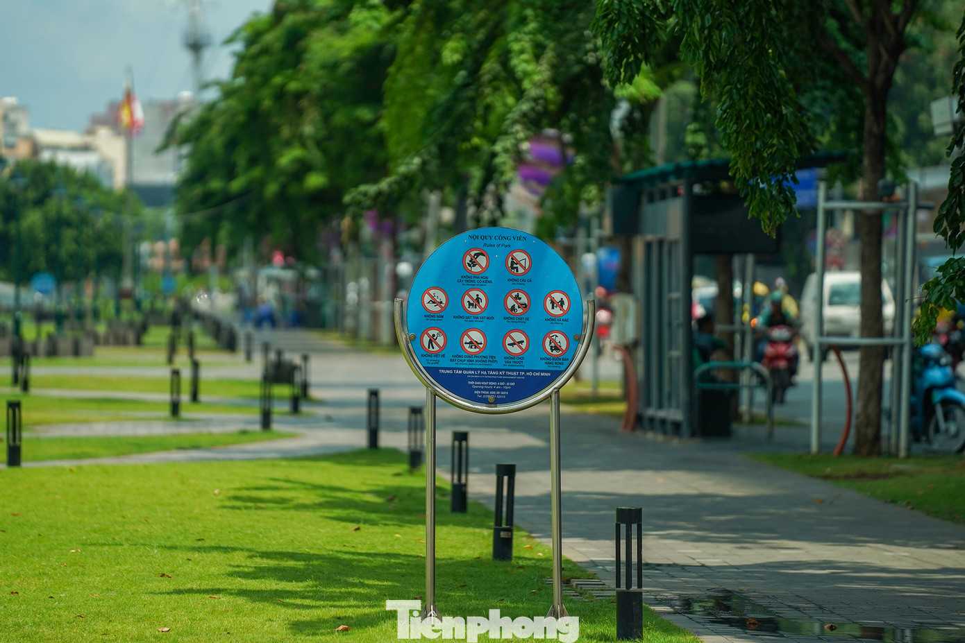 Với những người không chịu được không gian máy lạnh thì những nơi có bóng cây sẽ là lựa chọn tối ưu. Tuy nhiên, với nền nhiệt oi bức như hiện tại thì số lượng cây xanh ít ỏi tại bến Bạch Đằng chưa đủ để người dân lựa chọn.