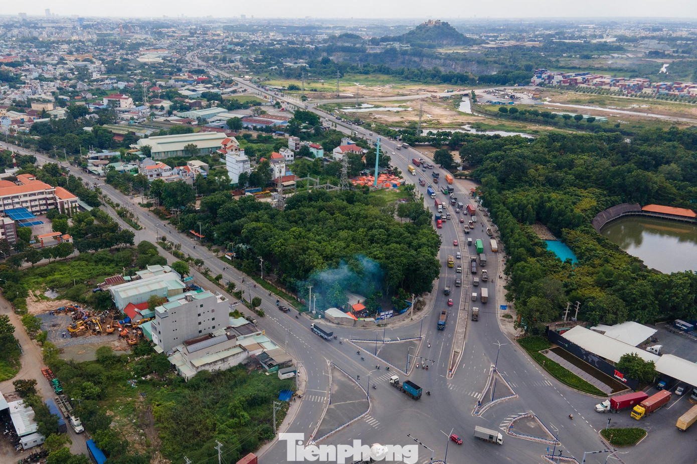 Đoạn đầu cao tốc Tân Vạn (bên phải) giao với đường DT743, hướng từ Xa lộ Hà Nội nhìn về tỉnh Đồng Nai, TPHCM. Đường Vành đai 3 TPHCM dài tới 92km, trong đó đoạn Tân Vạn - Bình Chuẩn qua tỉnh Bình Dương dài 15,3km đi trùng với đường Mỹ Phước - Tân Vạn đã đưa vào khai thác.