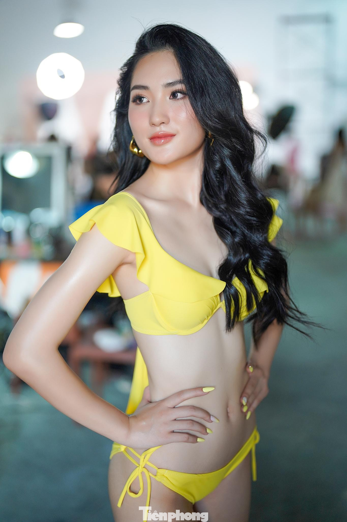 Nhật Quỳnh khoe rãnh bụng và bụng thon trong buổi chụp bikini. Khác với những lần trước, đây là dịp để thí sinh Hoa hậu Việt Nam khoe vẻ quyến rũ và kỹ năng tạo dáng, biểu cảm trước ống kính học được từ huấn luyện viên chuyên môn.