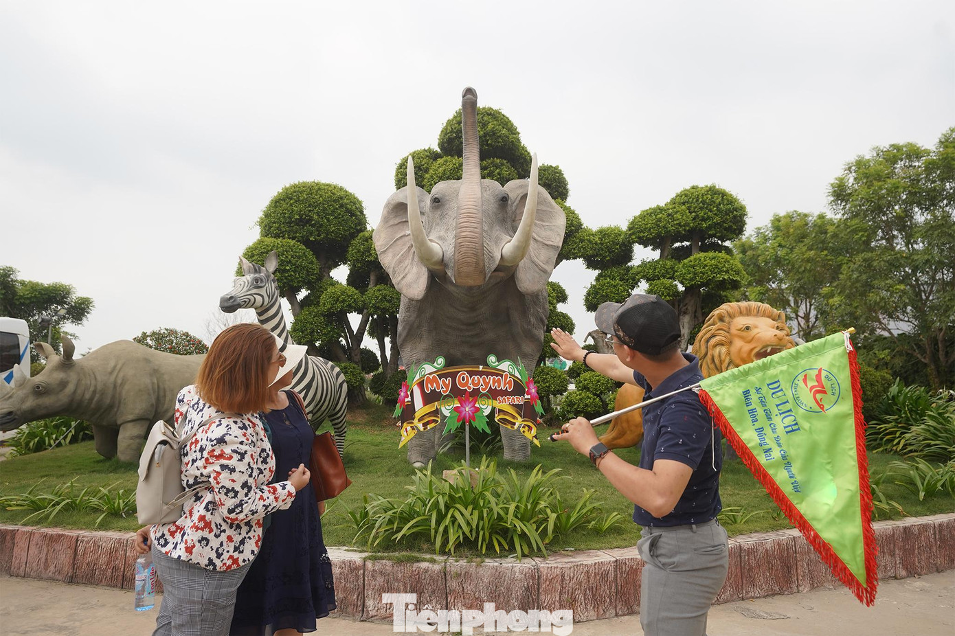Vườn thú Mỹ Quỳnh chỉ cách TPHCM 45 km, đi theo hướng Củ Chi.