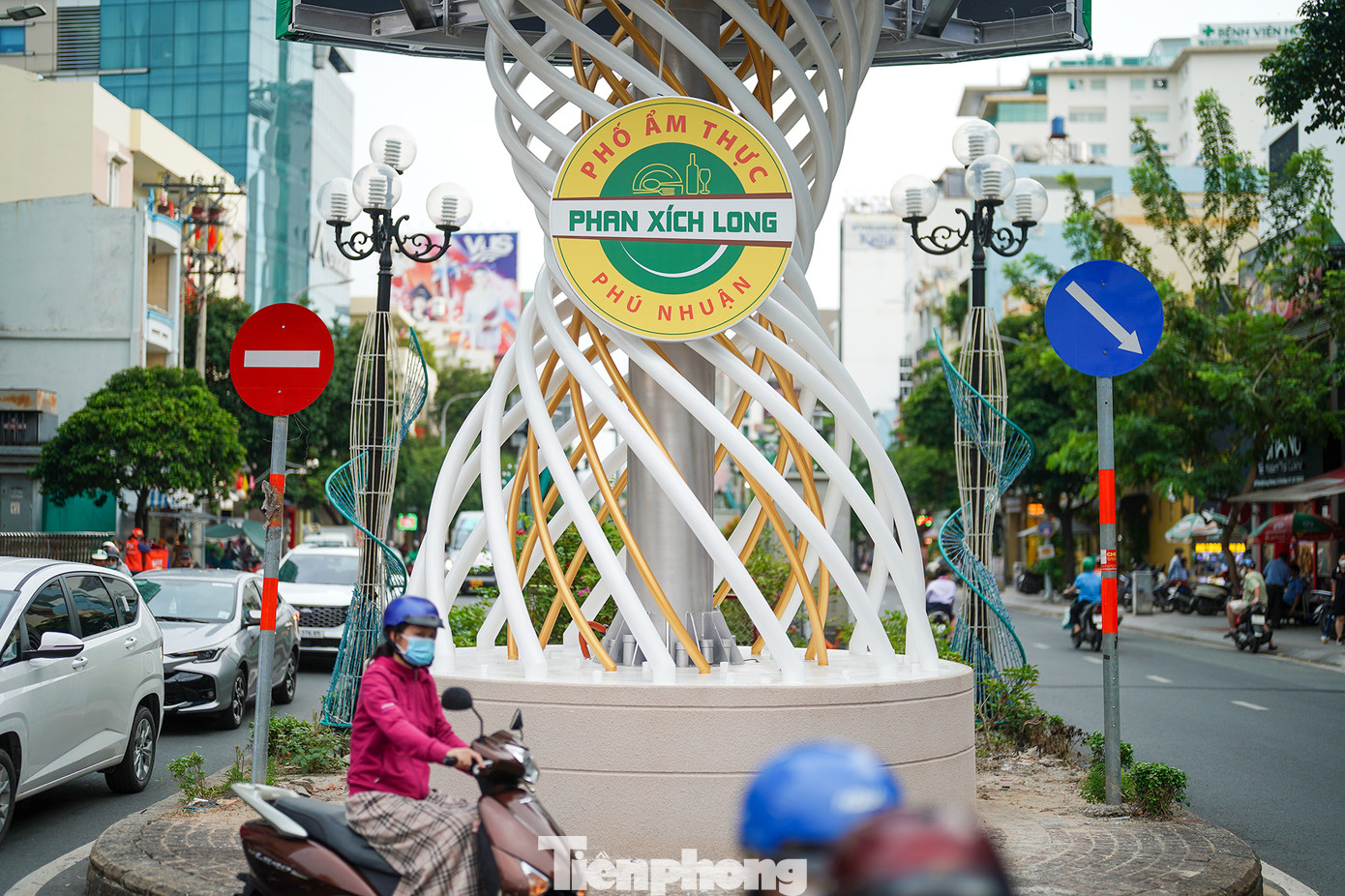 Sau đại dịch COVID-19, tuyến đường Phan Xích Long vốn được mệnh danh là nơi tinh hoa ẩm thực rơi vào cảnh ảm đạm với nhiều cơ sở kinh doanh ăn uống đóng cửa, trả mặt bằng. Cho đến thời điểm hiện tại, nơi đây đã dần phủ kín bởi các thương hiệu ẩm thực nội lẫn ngoại và đặc biệt hơn còn được gắn bảng tên &quot;Phố ẩm thực Phan Xích Long - Phú Nhuận&quot;.