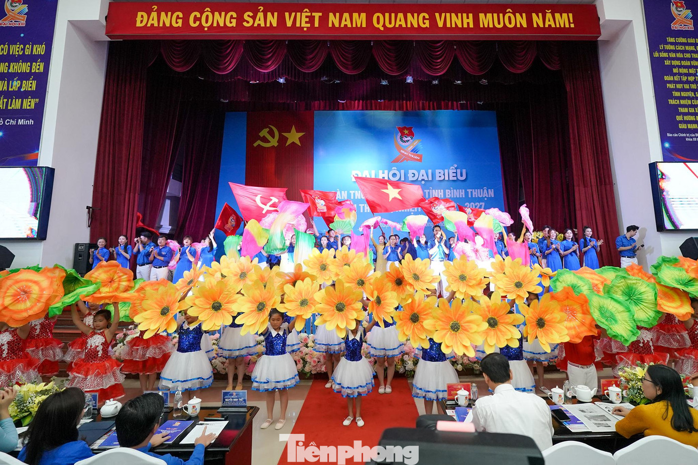 "Phải thường xuyên quan tâm, nâng cao đời sống vật chất và tinh thần của đoàn viên, thanh niên; làm tốt cả “bồi dưỡng” và “phát huy” trí tuệ thanh niên để hoạt động của Đoàn trở nên thiết thực, động viên được đông đảo thanh niên tham gia. Đặc biệt quan tâm tới nhiệm vụ phát triển nguồn nhân lực theo định hướng của Nghị quyết Đại hội Đảng bộ tỉnh gồm mục tiêu phát triển 3 trụ cột gắn với ứng dụng công nghệ cao, xây dựng chuỗi giá trị công nghiệp, du lịch, nông nghiệp", anh Triết đề nghị. "Phải thường xuyên quan tâm, nâng cao đời sống vật chất và tinh thần của đoàn viên, thanh niên; làm tốt cả “bồi dưỡng” và “phát huy” trí tuệ thanh niên để hoạt động của Đoàn trở nên thiết thực, động viên được đông đảo thanh niên tham gia. Đặc biệt quan tâm tới nhiệm vụ phát triển nguồn nhân lực theo định hướng của Nghị quyết Đại hội Đảng bộ tỉnh gồm mục tiêu phát triển 3 trụ cột gắn với ứng dụng công nghệ cao, xây dựng chuỗi giá trị công nghiệp, du lịch, nông nghiệp", anh Triết đề nghị.