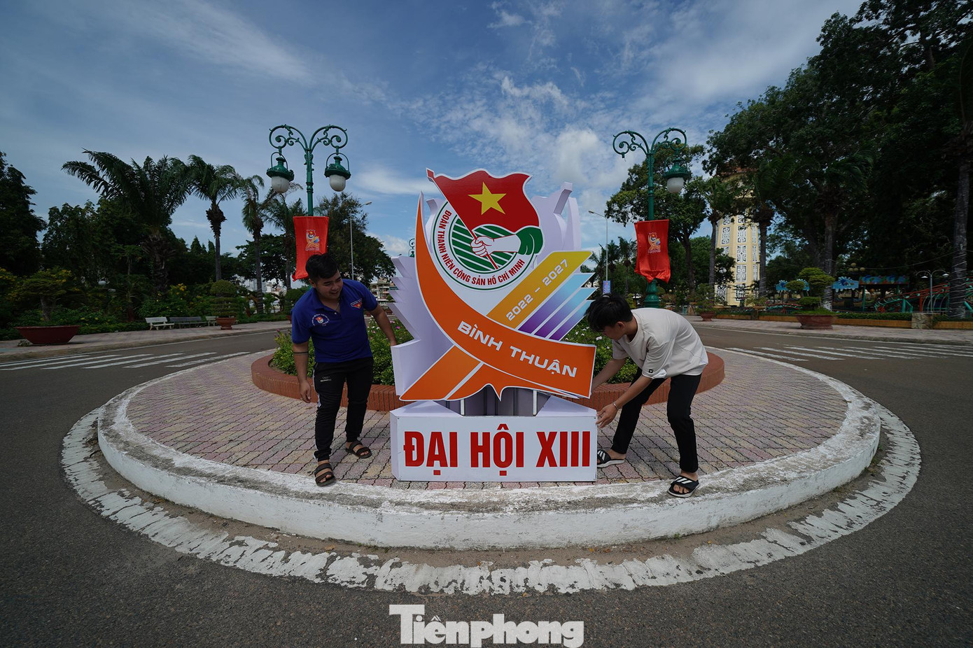 Hai đoàn viên đang chỉnh trang lại biểu trưng Đại hội. Hai đoàn viên đang chỉnh trang lại biểu trưng Đại hội.