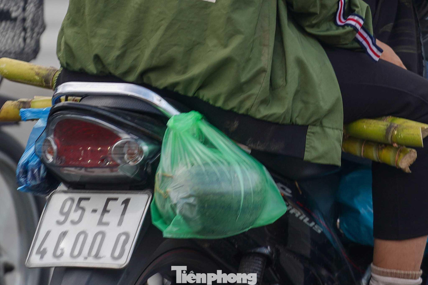 Quả dưa hấu, vài khúc mía mang lên từ Hậu Giang.