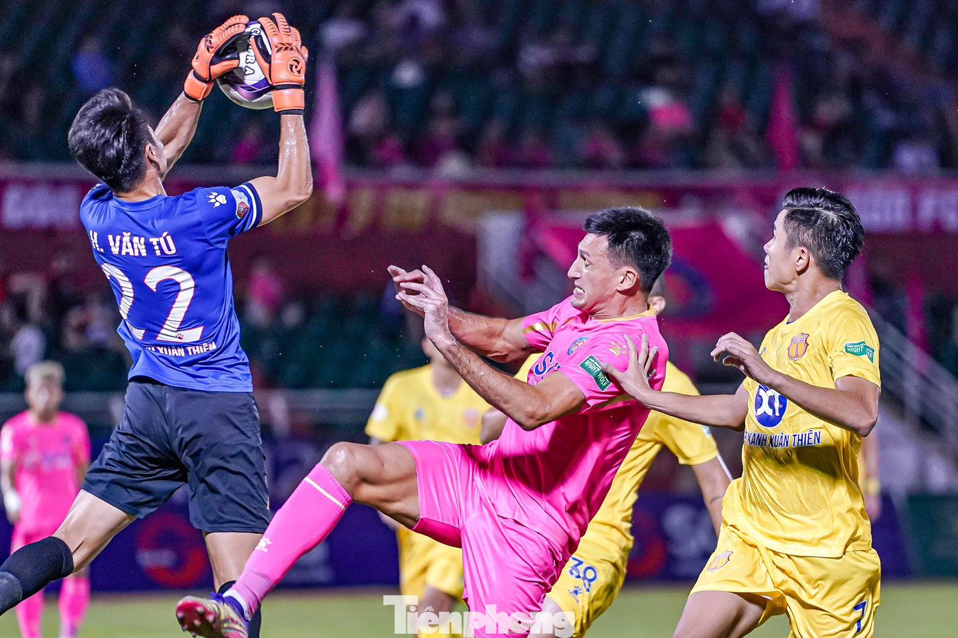 Nam Định chơi phòng ngự chắc chắn khi mất người từ rất sớm.