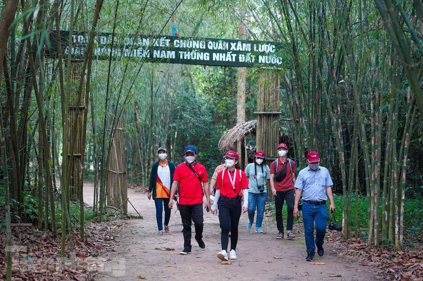 Kết thúc chặng 1, du khách sẽ lên ô tô đi tham quan Khu di tích lịch sử Địa đạo Củ Chi, tìm hiểu cuộc sống bà con vùng giải phóng.