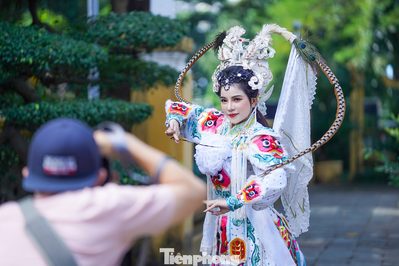 Một du khách xin chụp ảnh chân dung diễn viên hát bội Ngọc Tâm. Một du khách xin chụp ảnh chân dung diễn viên hát bội Ngọc Tâm.