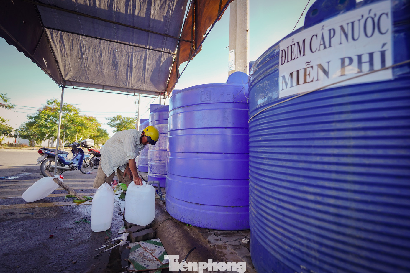 Người dân bất lực nhìn ruộng đồng chết khô đi qua mùa hạn từ sau tết nguyên đán. UBND huyện Cần Giuộc cũng đã bố trí 44 điểm cấp nước trên địa bàn 5 xã đang ảnh hưởng thiếu nước. "Hai tháng trời tôi và hàng xóm luôn trong tình trạng thiếu nước, quá kinh khủng. Tôi còn nhớ lần hạn gần đây nhất là vào năm 2000, nhưng không đến nỗi trơ đáy ao như thế này. Vợ tôi ngày cũng vác đòn gánh đi xin nước nhưng có giọt nào đâu. Nếu muốn có nước sinh hoạt, tôi phải đem can ra tận xã để hứng (nhà ông Tám đi ra trung tâm xã Tân Tập phải qua đoạn đường đê dài khoảng 300m)", ông Tám (ngụ xã Tân Tập) xót xa. Người dân bất lực nhìn ruộng đồng chết khô đi qua mùa hạn từ sau tết nguyên đán. UBND huyện Cần Giuộc cũng đã bố trí 44 điểm cấp nước trên địa bàn 5 xã đang ảnh hưởng thiếu nước. "Hai tháng trời tôi và hàng xóm luôn trong tình trạng thiếu nước, quá kinh khủng. Tôi còn nhớ lần hạn gần đây nhất là vào năm 2000, nhưng không đến nỗi trơ đáy ao như thế này. Vợ tôi ngày cũng vác đòn gánh đi xin nước nhưng có giọt nào đâu. Nếu muốn có nước sinh hoạt, tôi phải đem can ra tận xã để hứng (nhà ông Tám đi ra trung tâm xã Tân Tập phải qua đoạn đường đê dài khoảng 300m)", ông Tám (ngụ xã Tân Tập) xót xa.