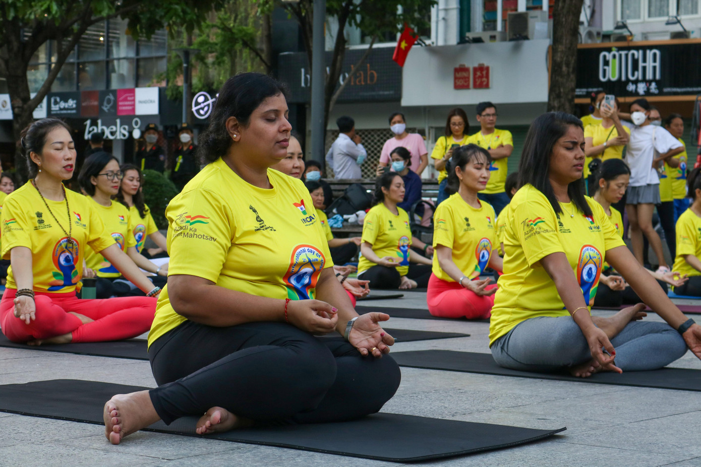 Yoga là bộ môn truyền thống 5.000 năm tuổi của Ấn Độ cổ đại, kết hợp các hoạt động thể chất, tinh thần và tâm linh để đạt được sự hài hòa của cơ thể và tâm trí.