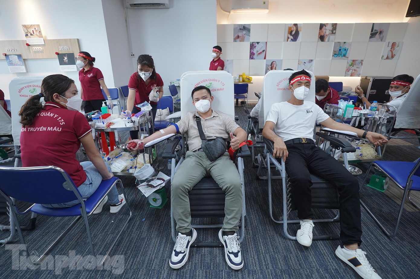 Các phóng viên báo Tiền Phong tham gia hiến máu tại Chủ nhật Đỏ ở Cần Thơ
