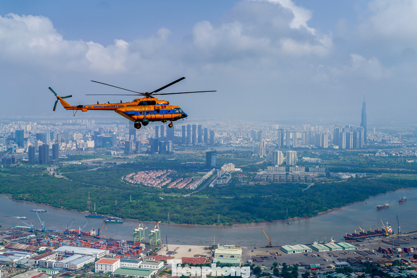 Từ trực thăng có thể thấy toàn cảnh của sông Sài Gòn.