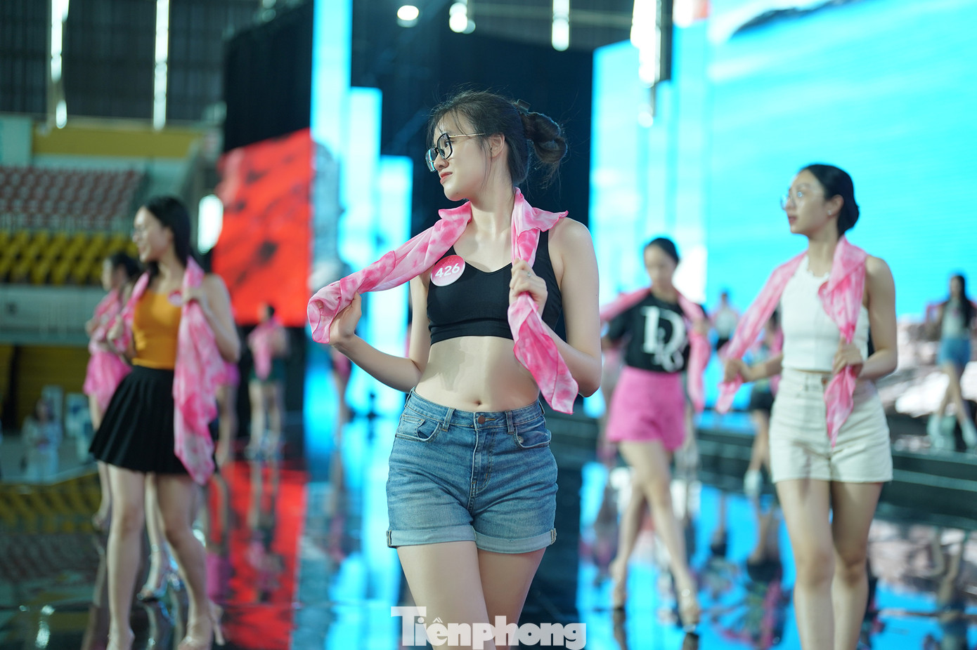 Trịnh Mỹ Anh (SBD 426, Hà Nội) khoe vòng hai nổi bật trên sân khấu.