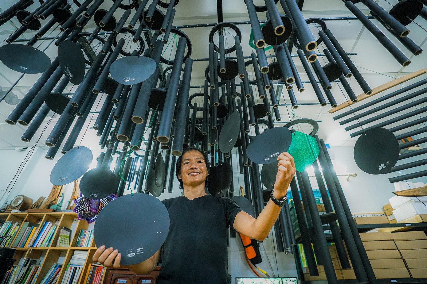 Anh Hồng Đức cho biết, anh làm chuông gió nhạc thiền đến nay đã được mười năm. Năm 2017 bắt đầu mở xưởng lớn làm chuyên nghiệp, nghiêm túc phát triển. Các sản phẩm của anh được nhiều khách hàng từ các quốc gia như: Nhật, Hàn Quốc, Thái Lan, Pháp, Mỹ, Đức… đặt mua.