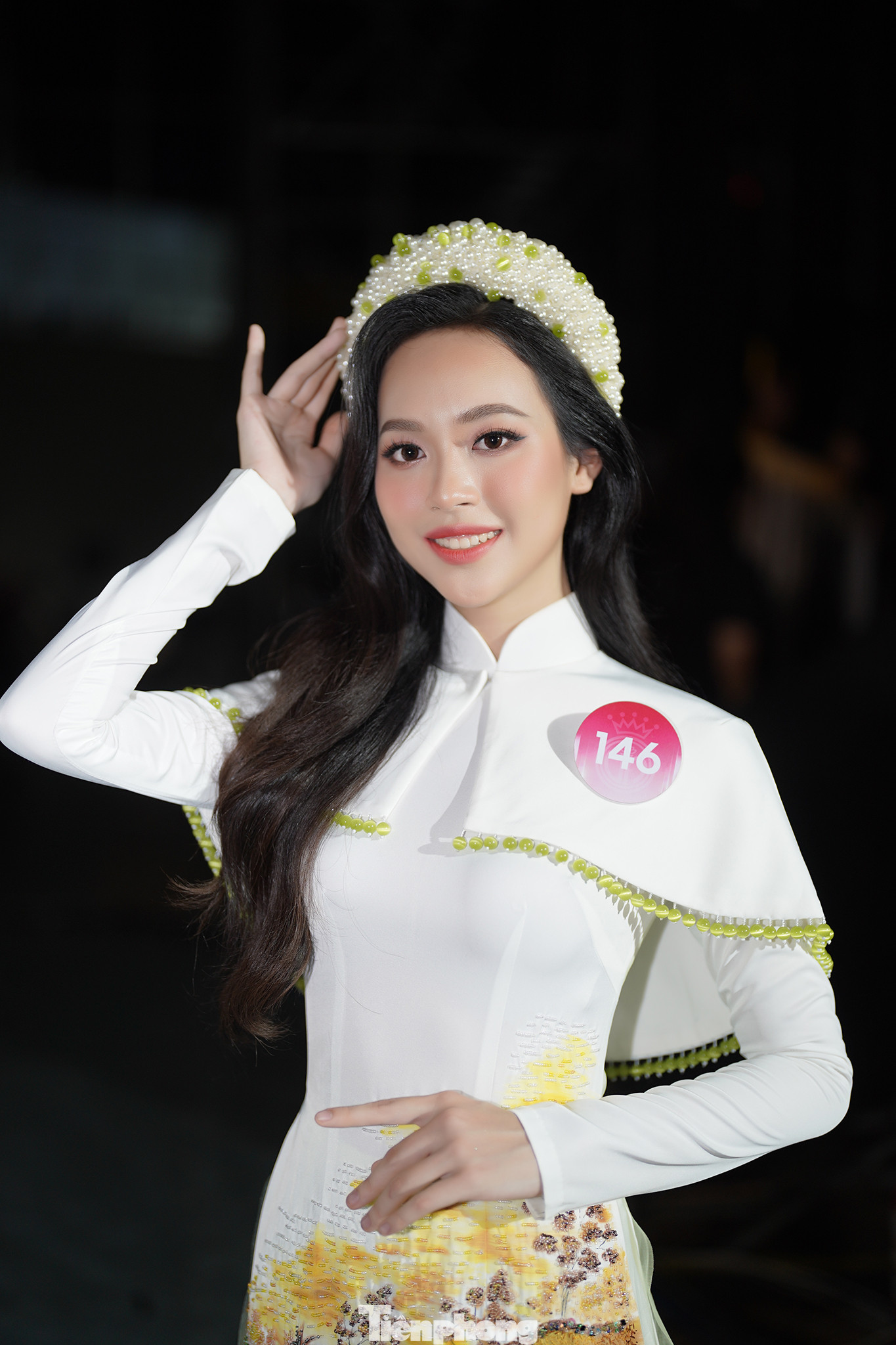 Gương mặt thanh tú và nụ cười tươi của Trịnh Thùy Linh phù hợp với tà áo dài truyền thống.