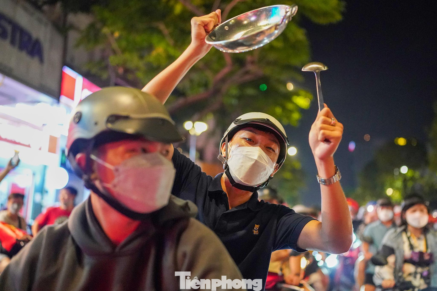 Dùng mọi vật dụng để tạo ra âm thanh.