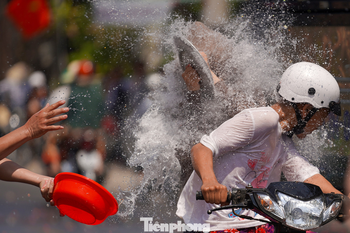 Người điều khiển xe máy vừa cố di chuyển thật nhanh vừa phải cố né những pha tạt nước từ hai bên đường. Tạt nước trong lễ hội là nét văn hóa có ở nhiều quốc gia nhưng đều diễn ra trong sự hài hòa, nhẹ nhàng với mục đích cầu chúc may mắn.