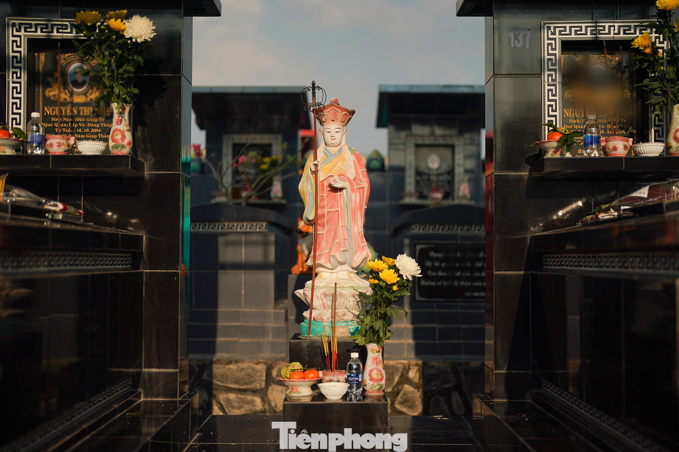 Mộ phần tươm tất ngày cuối năm là một trong những đạo hiếu tốt đẹp của người Việt đã gìn giữ từ ngàn đời nay. Mộ phần tươm tất ngày cuối năm là một trong những đạo hiếu tốt đẹp của người Việt đã gìn giữ từ ngàn đời nay.