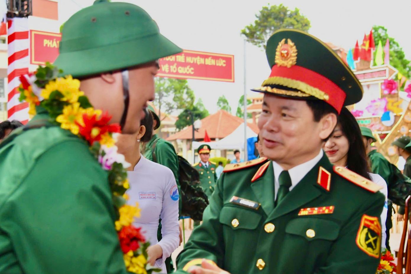 Lãnh đạo địa phương động viên tân binh lên đường nhập ngũ. Ảnh: Biện Cường