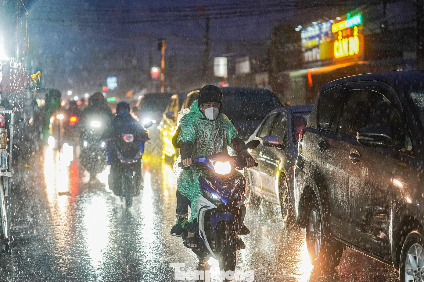 Đến 19h, cơn mưa vẫn rất nặng hạt. Đến 19h, cơn mưa vẫn rất nặng hạt.