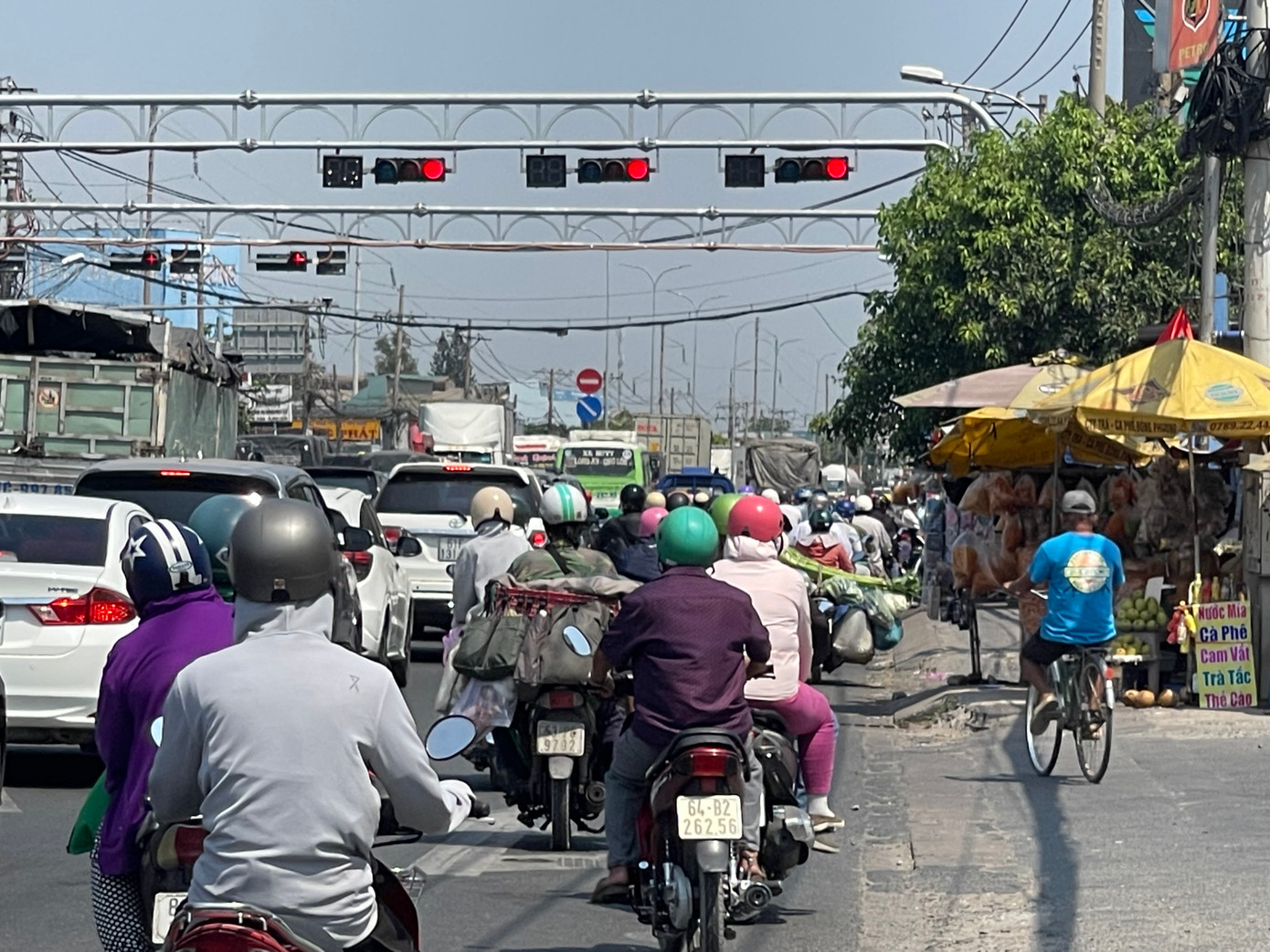 Một số người điều khiển phương tiện hướng từ Long An về TPHCM cho biết hôm nay đi cúng mộ ông bà. Có lẽ vì thế nên hôm nay dòng phương tiện khá đông. Một số người điều khiển phương tiện hướng từ Long An về TPHCM cho biết hôm nay đi cúng mộ ông bà. Có lẽ vì thế nên hôm nay dòng phương tiện khá đông.