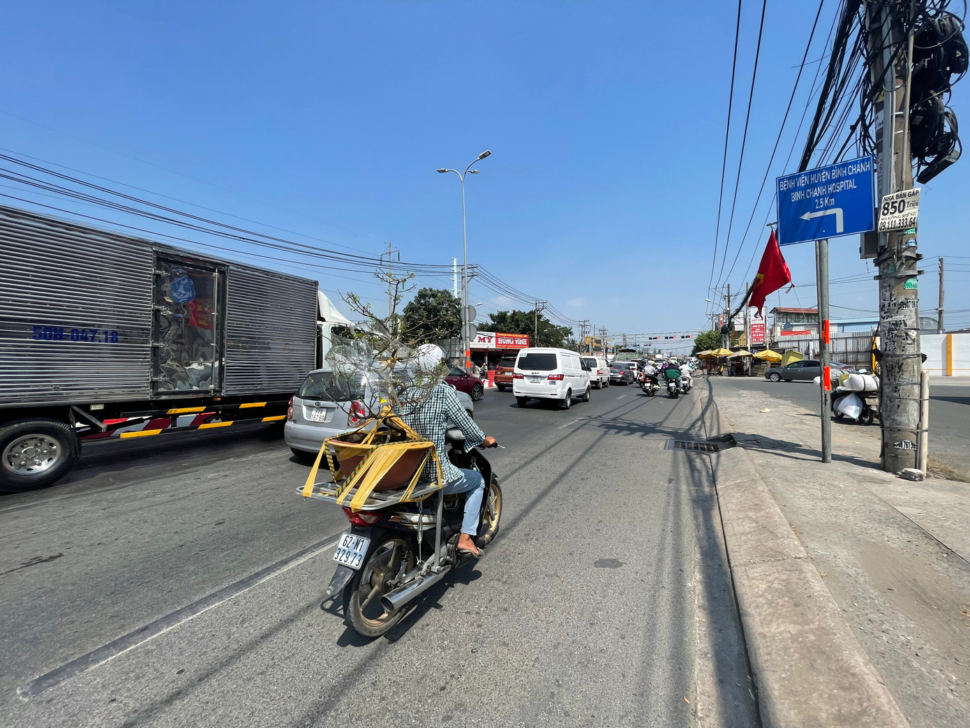 Nhiều người mua sắm Tết phải di chuyển vất vả để len qua dòng phương tiện. Nhiều người mua sắm Tết phải di chuyển vất vả để len qua dòng phương tiện.