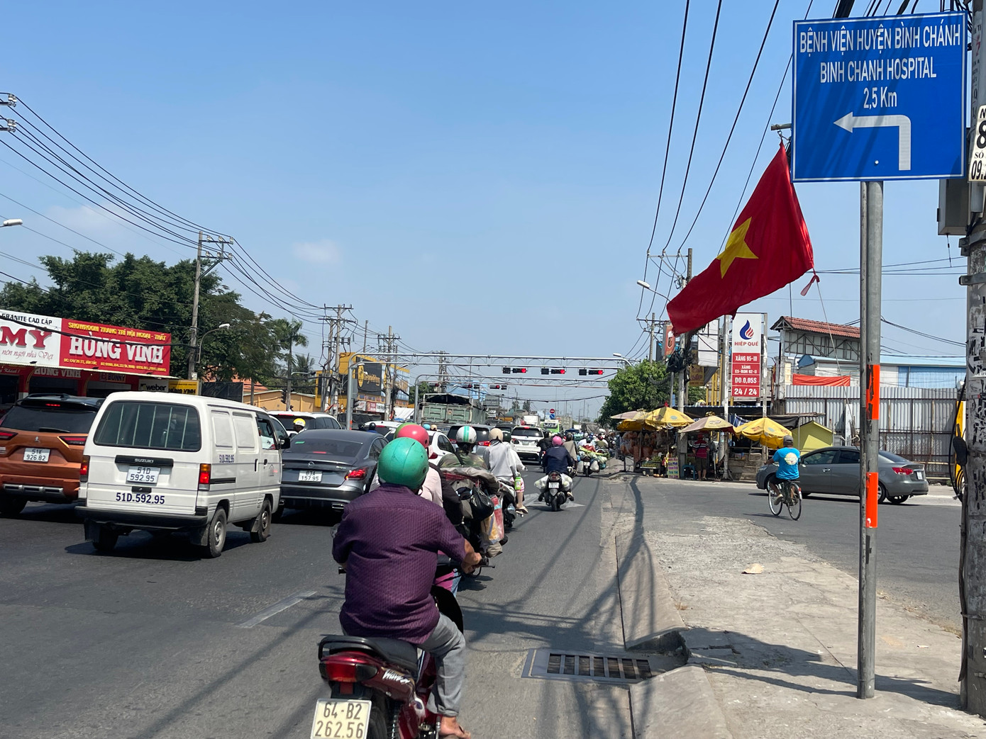 Xe cộ tăng đột biến trên Quốc lộ 1A ảnh 1 Xe cộ tăng đột biến trên Quốc lộ 1A ảnh 1