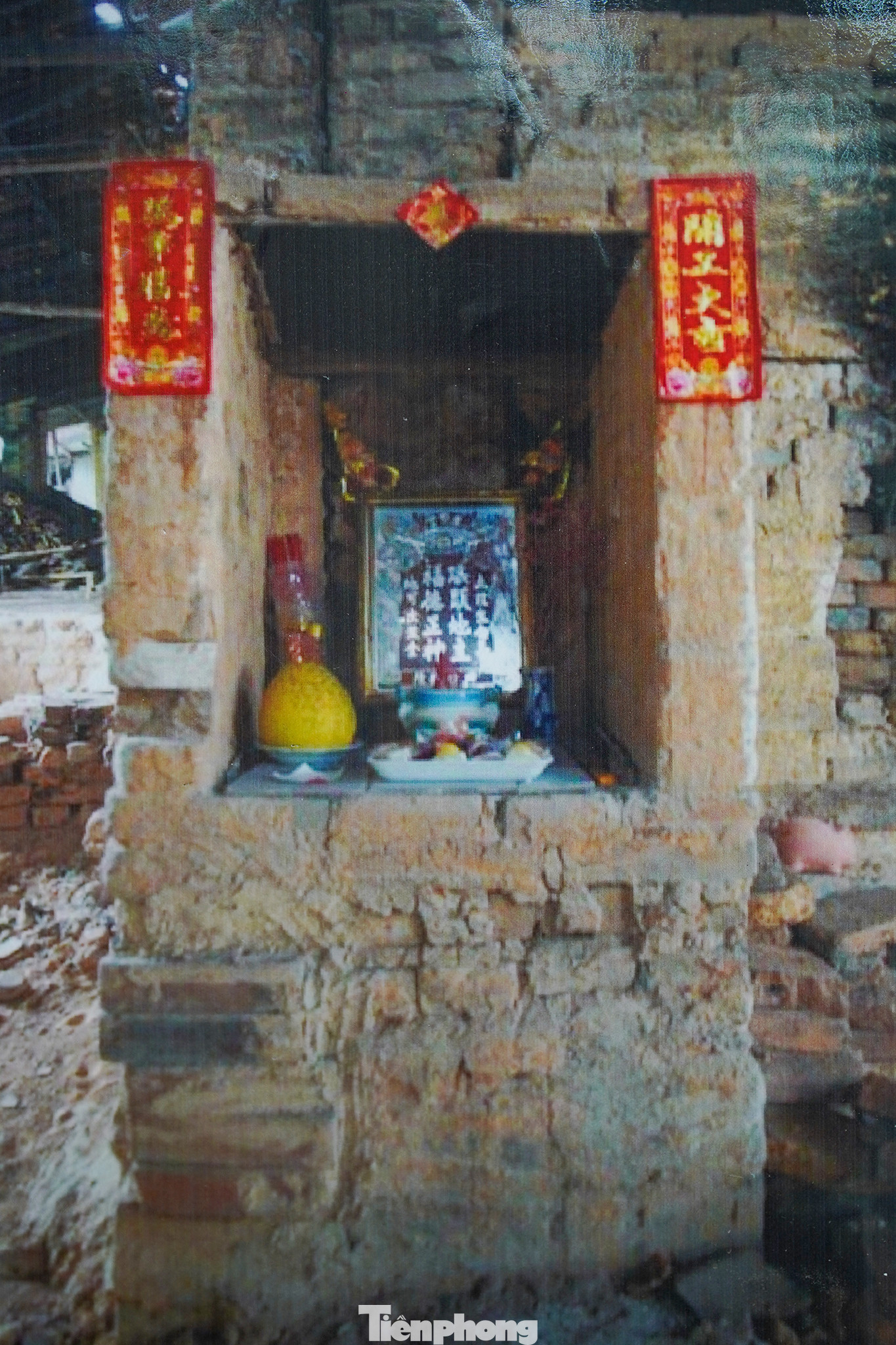 Ở mỗi lò gạch Bình Dương đều có ban thờ rất chỉn chu.