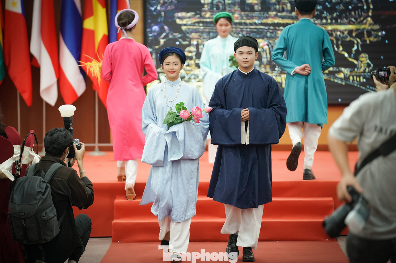 Sau phần trình diễn trang phục truyền thống các quốc gia ASEAN, nhóm sinh viên Đại học Mở TPHCM trình diễn áo dài cung đình Huế.