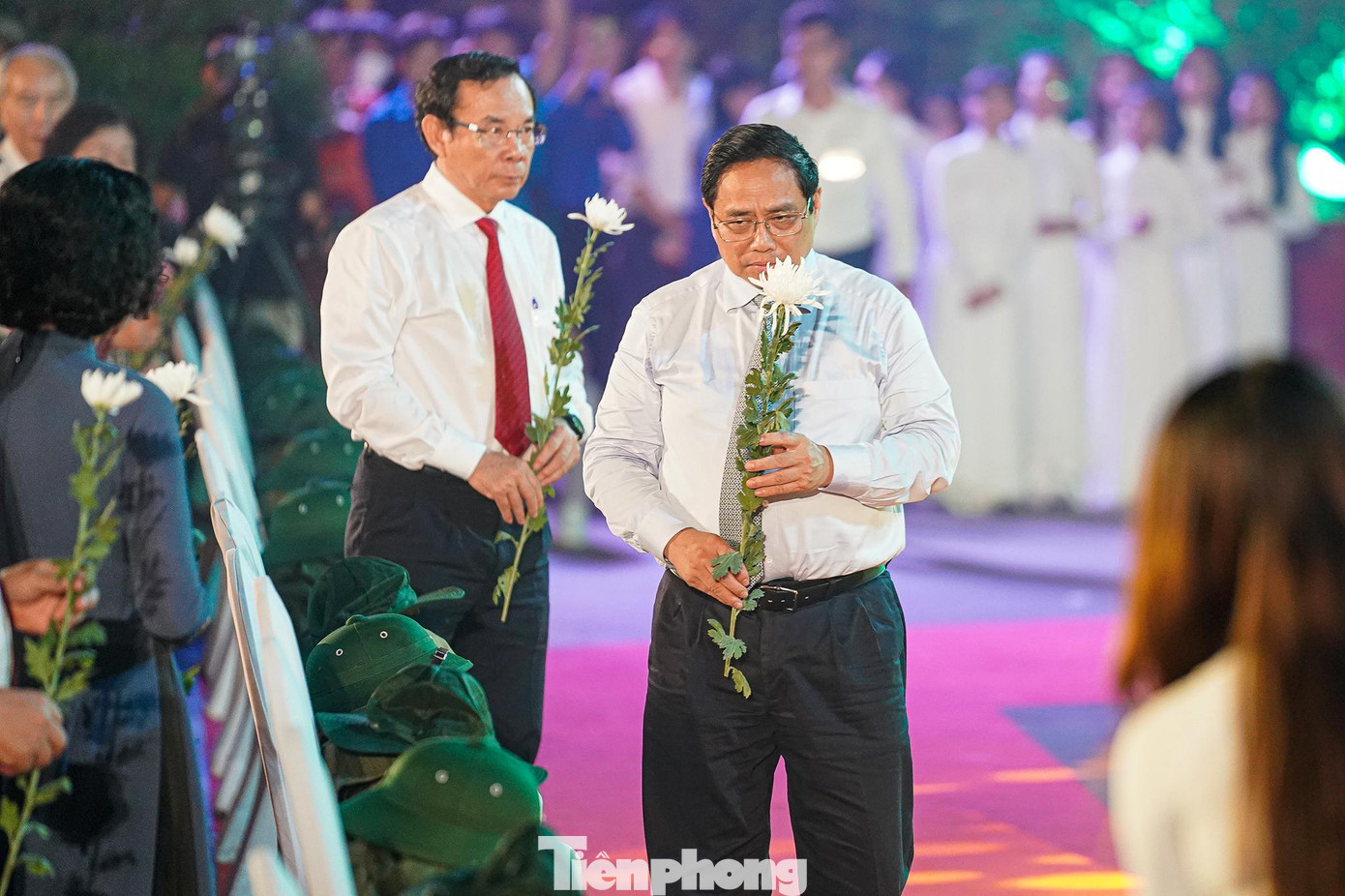 Thủ tướng Phạm Minh Chính và các đại biểu tưởng niệm các Anh hùng liệt sĩ.