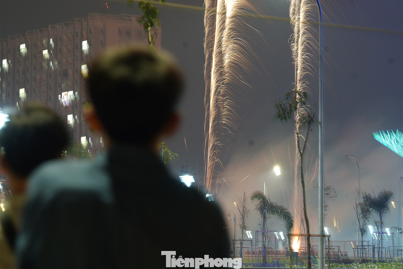 Đây là lần đầu tiên người dân tại khu vực Quận 12 được xem pháo hoa chào giao thừa gần nhà. Đây là lần đầu tiên người dân tại khu vực Quận 12 được xem pháo hoa chào giao thừa gần nhà.