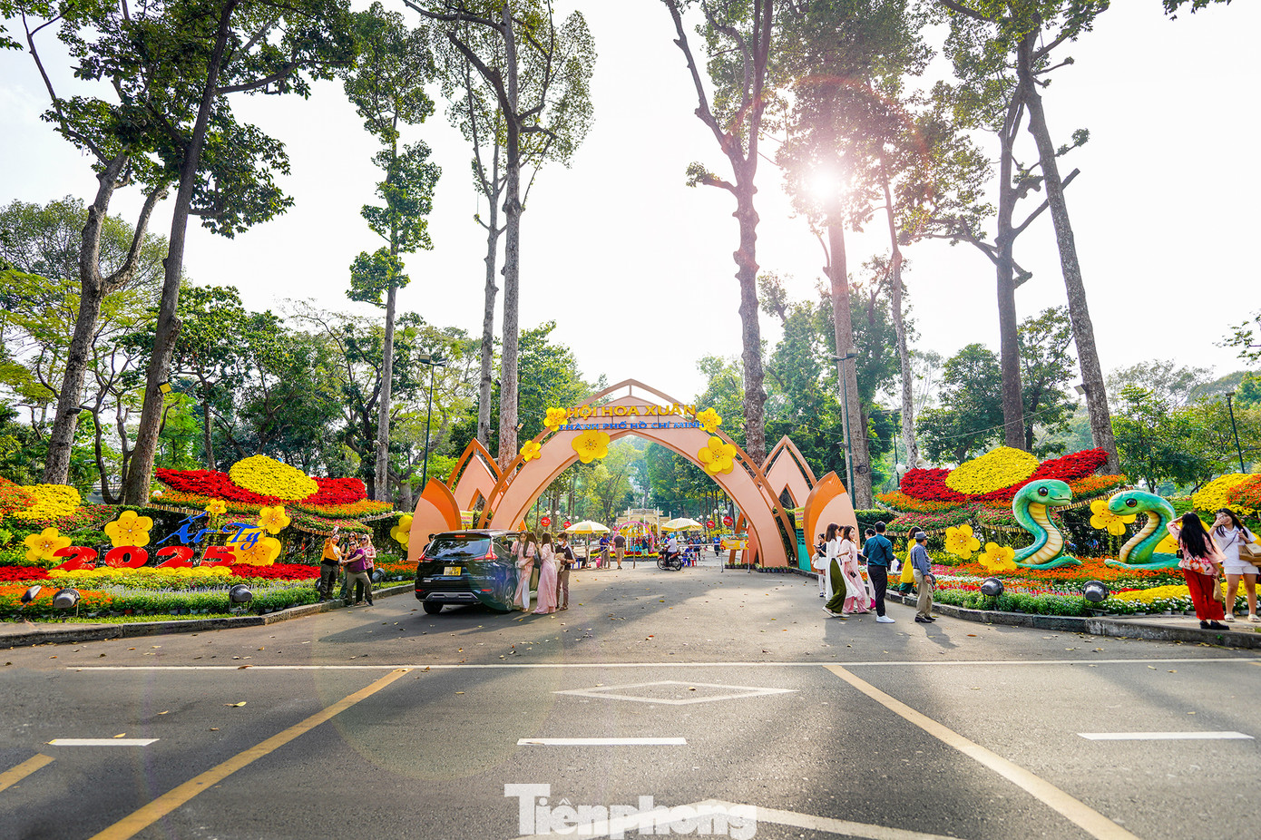 Hội hoa xuân tết Ất Tỵ tại công viên Tao Đàn trưng bày các bộ sưu tập hoa, cây cảnh, mở cửa từ ngày 24/1 thu hút nhiều người dân và du khách tới tham quan. Hội hoa xuân tết Ất Tỵ tại công viên Tao Đàn trưng bày các bộ sưu tập hoa, cây cảnh, mở cửa từ ngày 24/1 thu hút nhiều người dân và du khách tới tham quan.