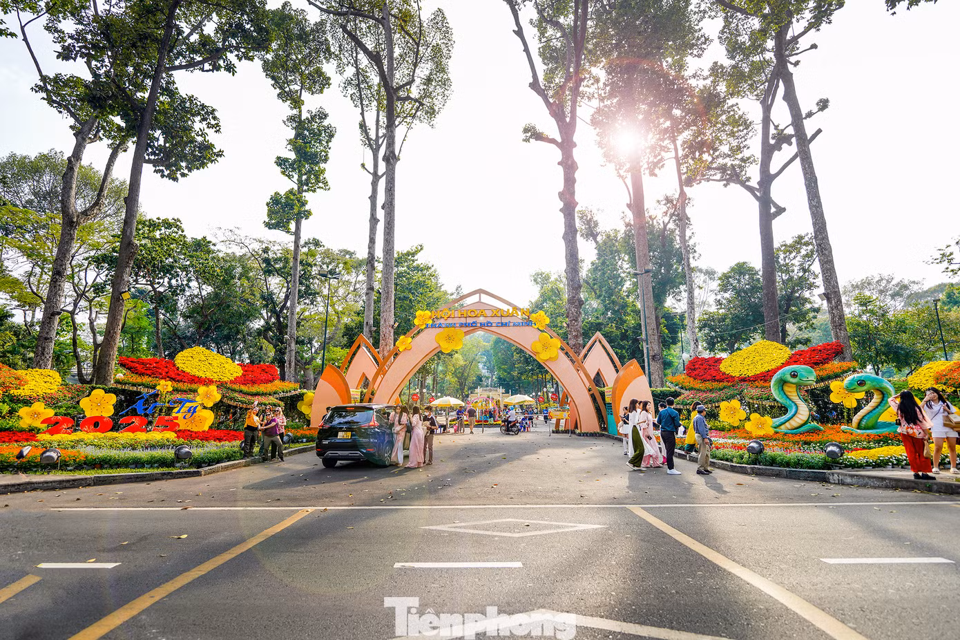 Hội hoa xuân tết Ất Tỵ tại công viên Tao Đàn trưng bày các bộ sưu tập hoa, cây cảnh, mở cửa từ ngày 24/1 thu hút nhiều người dân và du khách tới tham quan. Hội hoa xuân tết Ất Tỵ tại công viên Tao Đàn trưng bày các bộ sưu tập hoa, cây cảnh, mở cửa từ ngày 24/1 thu hút nhiều người dân và du khách tới tham quan.