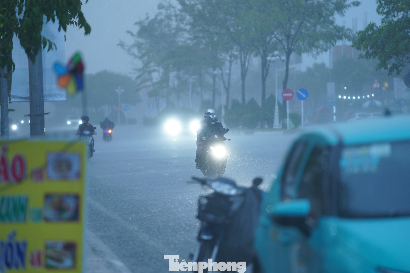17h30, cơn mưa không có dấu hiệu giảm cường độ, nhiều phương tiện phải bật đèn chiếu sáng.
