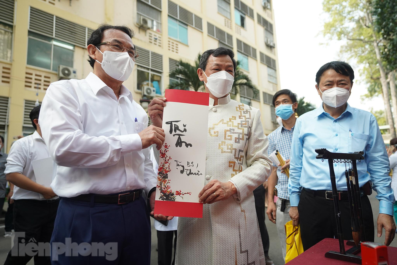 Bí thư Nguyễn Văn Nên trao tận tay hai chữ "tri ân" cho bác sĩ Nguyễn Tri Thức, Giám đốc bệnh viện Chợ Rẫy. "Tết năm nay, thành phố thực hiện chủ đề là Tết tri ân, vì vậy bệnh viện Chợ Rẫy cần rà soát quan tâm chăm lo, tri ân cho các bộ phận của đơn vị. Cùng với đó, bệnh viện cần tiếp tục có những đổi mới, sáng tạo trong công tác chăm sóc sức khỏe cho nhân dân. Nhân dịp Tết Nguyên đán Nhâm Dần năm 2022, Bí thư Thành ủy Nguyễn Văn Nên chúc cán bộ, nhân viên y tế, công nhân viên, người lao động của bệnh viện Chợ Rẫy luôn mạnh khỏe, tiếp tục có thêm niềm tin, nghị lực để hoàn thành sứ mệnh của người thầy thuốc mà Đảng, Nhà nước nhân dân đã giao.