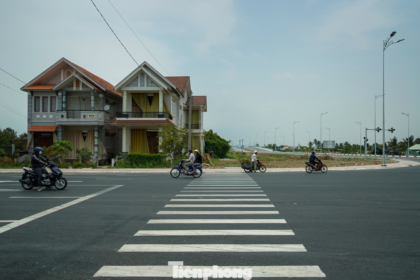 Dọc tuyến đường, nhiều căn nhà mới mọc lên tô điểm cho công trình trọng điểm.