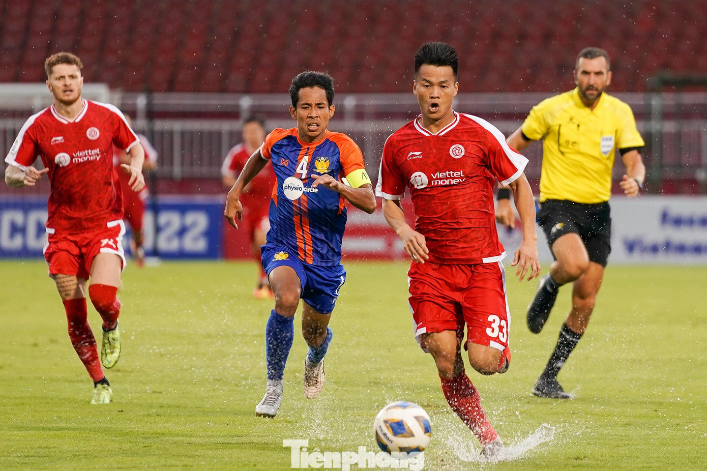 17h trận đấu bắt đầu, Hougang United là đội nắm quyền giao bóng trước nhưng Viettel nhanh chóng cướp bóng, phản công. Lượng khán giả đến sân còn hạn chế. Thời tiết mưa tại TPHCM cũng khiến người hâm mộ gặp khó trong việc tới cổ vũ trận đấu.