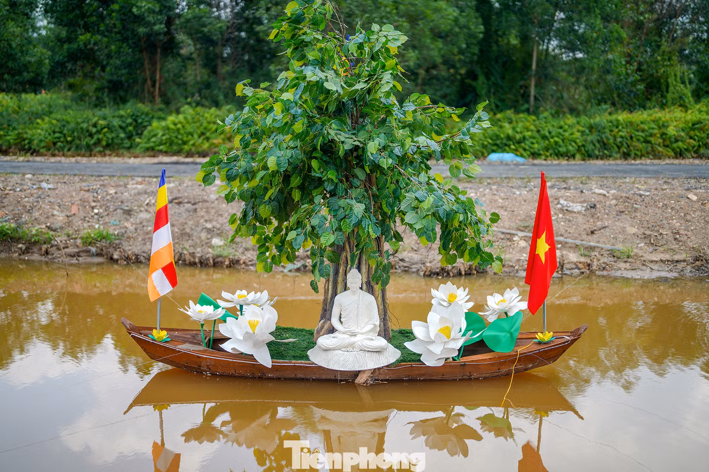 Tiểu cảnh Phật thành đạo trên dòng kênh yên ả.