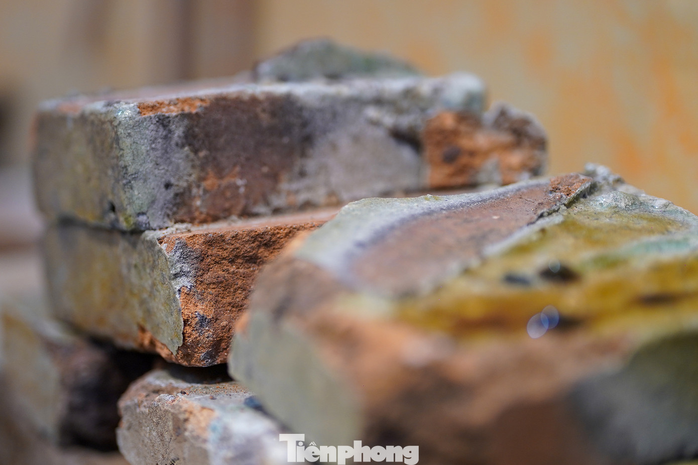 Những viên gạch có tuổi đời tính bằng thế kỷ trong lò gạch Bình Dương.