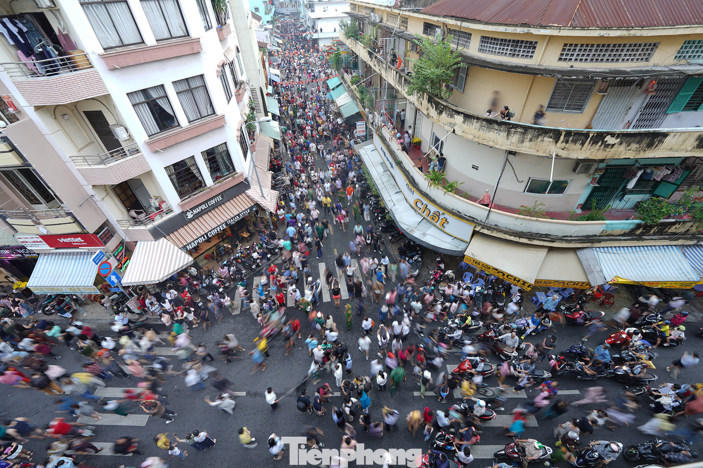 Từ chiều 12/2, nhiều du khách đã đổ về khu vực quanh hội quán Quan Âm để chờ xem diễu hành tết Nguyên Tiêu của đồng bào người Hoa tại TP.HCM. Tết Nguyên tiêu kéo dài từ ngày 10 đến hết tháng Giêng, trong đó các hoạt động cộng đồng tập trung chủ yếu từ ngày 12 đến 18; lễ chính vào ngày Rằm tháng Giêng với nhiều hoạt động ý nghĩa.