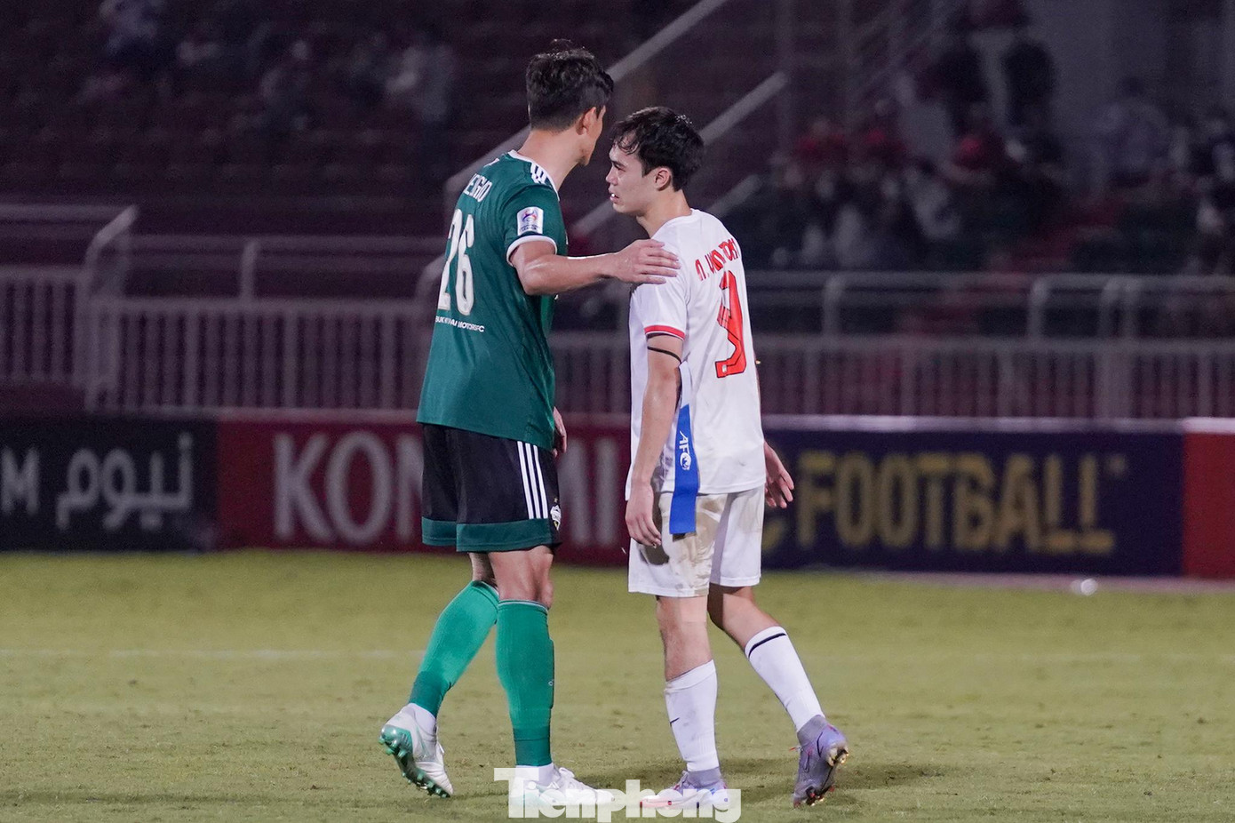 Kết thúc trận đấu, Văn Toàn được cầu thủ đội bạn an ủi khi chiếc băng vẫn còn treo trên tay.