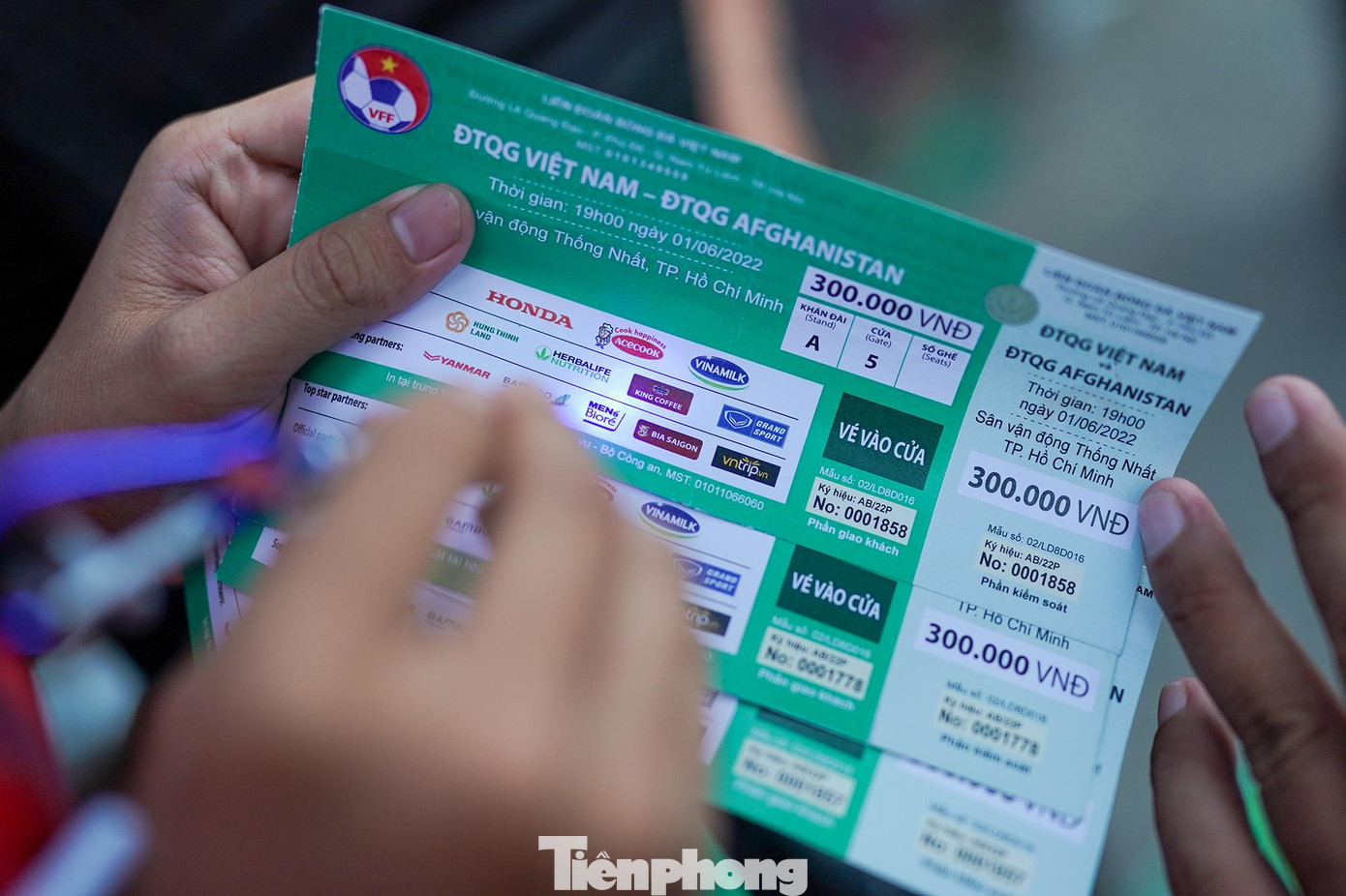 Đã xuất hiện tình trạng vé giả. &quot;Tôi lên từ lúc 2h chiều, có người chào vé khán đài A 300.000 đồng một vé, cao hơn giá niêm yết. Tôi mua 5 vé, nhưng không vào được vì vé giả&quot;, một CĐV bức xúc.