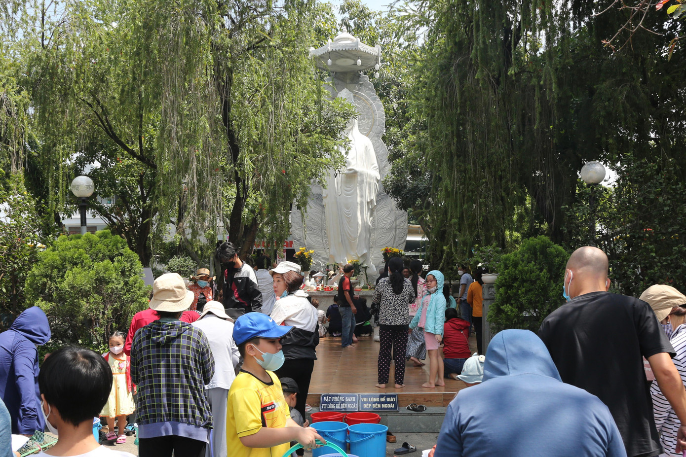 Người dân tập trung trước tượng Mẹ Quán thế âm ở chùa Diệu Pháp để cầu an, cầu siêu trước khi phóng sanh. Người dân tập trung trước tượng Mẹ Quán thế âm ở chùa Diệu Pháp để cầu an, cầu siêu trước khi phóng sanh.