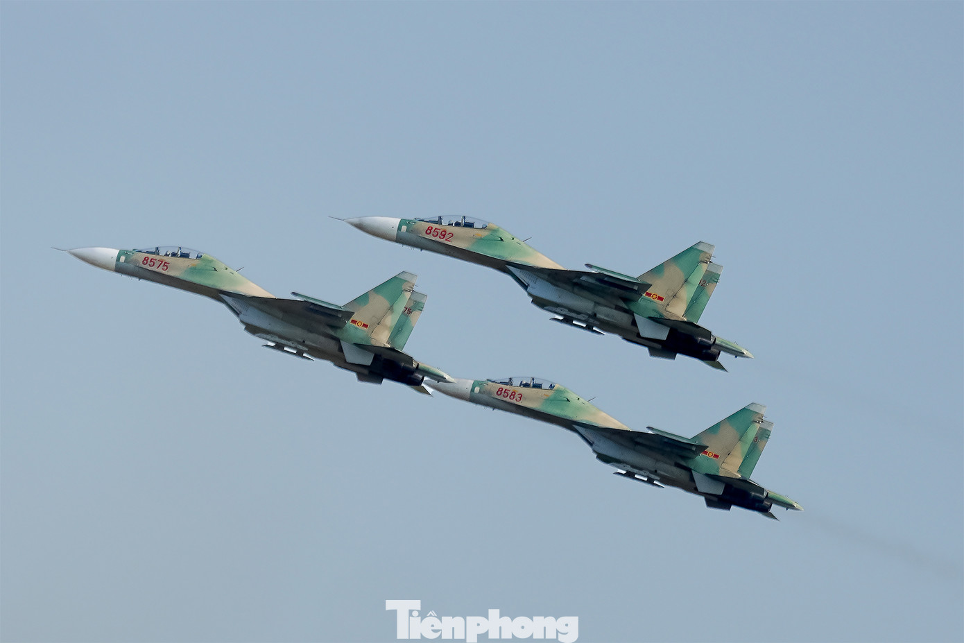 Biên đội Su-30MK2 với 3 chiếc thực hiện bài tập ghép đội hình mũi tên.