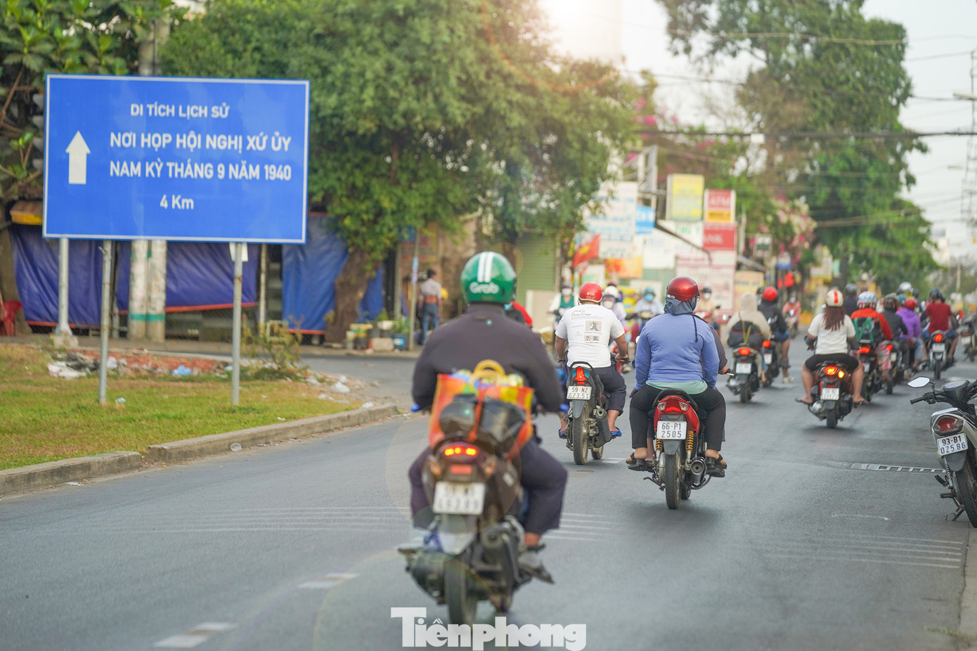 Ngã tư Dương Công Khi- Phan Văn Hớn đông phương tiện hơn ngày thường.