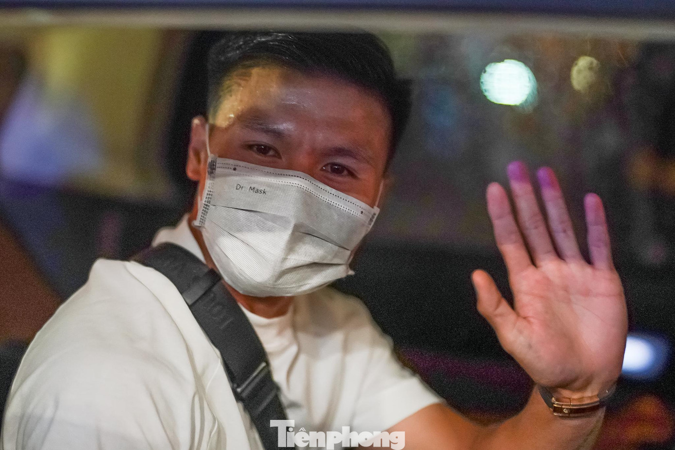 Trả lời nhanh câu hỏi của phóng viên về tình hình sức khoẻ sau chặng bay dài 12 tiếng đồng hồ, Quang Hải tươi cười nói: "Tôi vẫn ổn". Trả lời nhanh câu hỏi của phóng viên về tình hình sức khoẻ sau chặng bay dài 12 tiếng đồng hồ, Quang Hải tươi cười nói: "Tôi vẫn ổn".