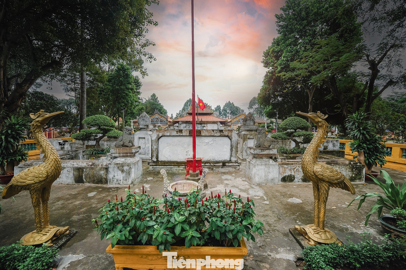 Toàn cảnh lăng Tả quân và Phu nhân. Toàn cảnh lăng Tả quân và Phu nhân.