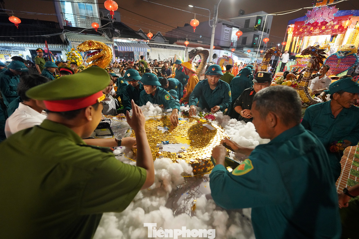 BTC lễ hội nhằm tránh tình trạng chen lấn tranh cướp lộc đã bố trí lực lượng hỗ trợ người dân. Những mâm bánh công phu do người dân địa phương chuẩn bị trước đó được rước về đình. Năm Ất Tỵ, hình tượng con rắn được sử dụng phổ biến trong tạo hình bánh.