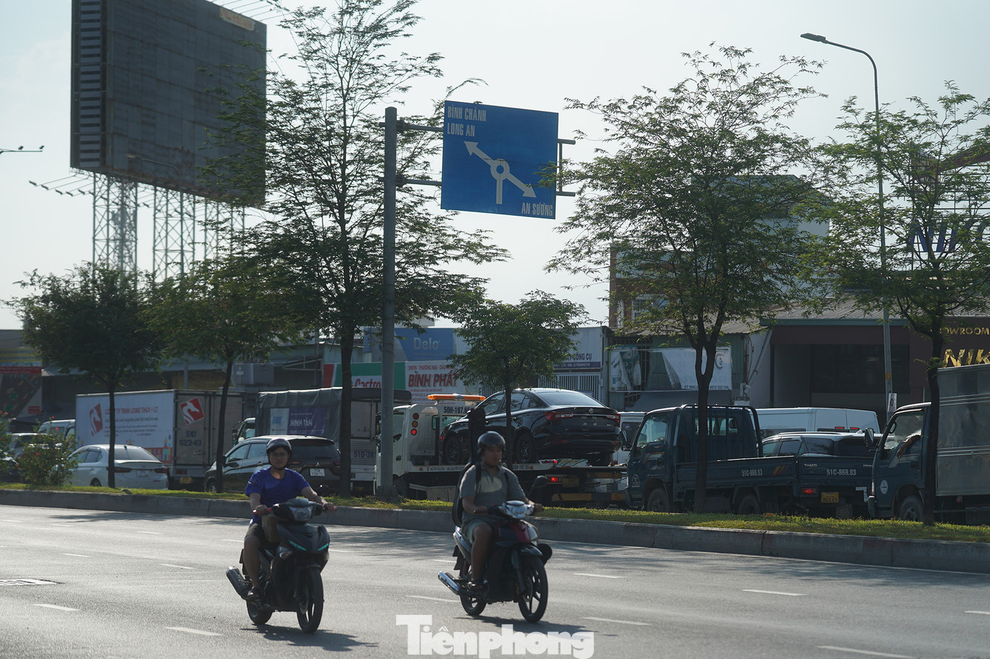 Dòng phương tiện từ trung tâm thành phố hướng ngược ra vòng xoay An Lạc di chuyển chậm. Hình ảnh ghi nhận vào lúc 14h trên trục đường Kinh Dương Vương.